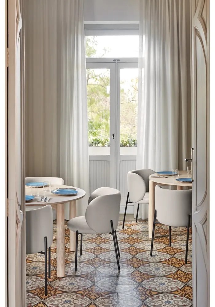 Светлосиви тапицирани трапезни столове в комплект 2 бр. Mogi – Teulat