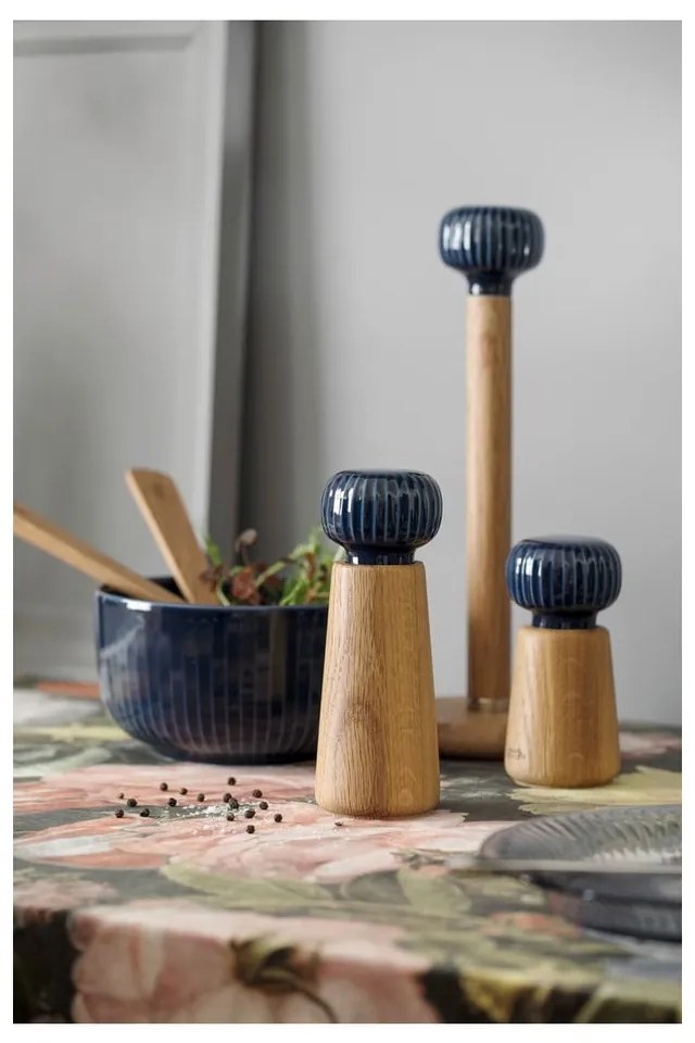 Мелничка за подправки, изработена от дъбово дърво и тъмносин порцелан Hammershoi, височина 13 cm Hammershøi - Kähler Design