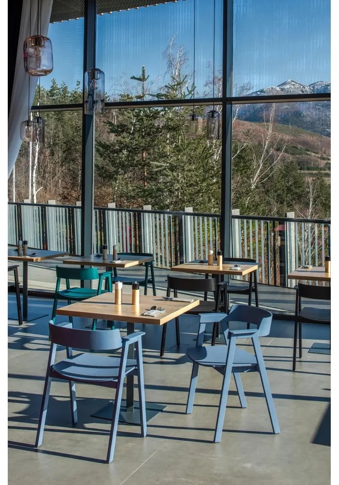 Син трапезен стол с подлакътници от масивен дъб Flip – Gazzda