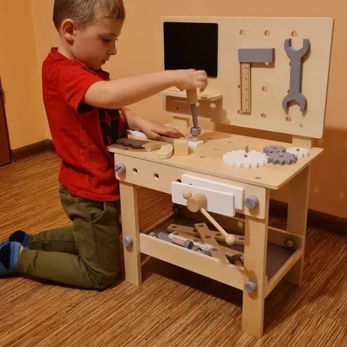Дървена работна маса с инструменти за малки майстори