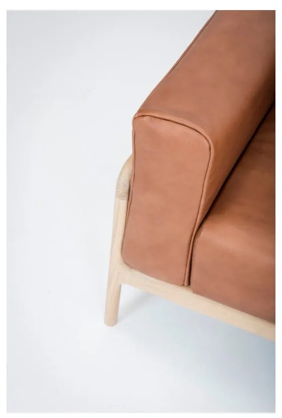 Кресло от коняк кафява биволска кожа с масивна дъбова конструкция Fawn - Gazzda