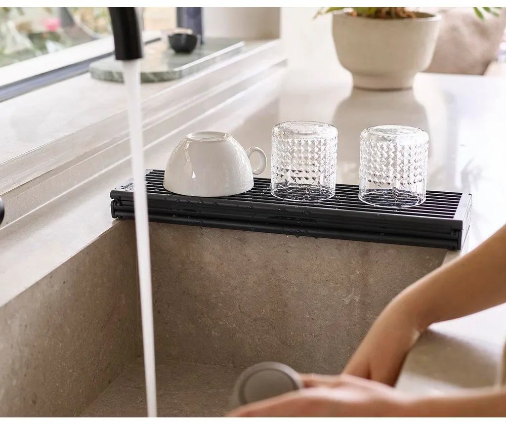 Сива регулируема пластмасова решетка за оттичане за мивка 43x13 cm Platform – Joseph Joseph