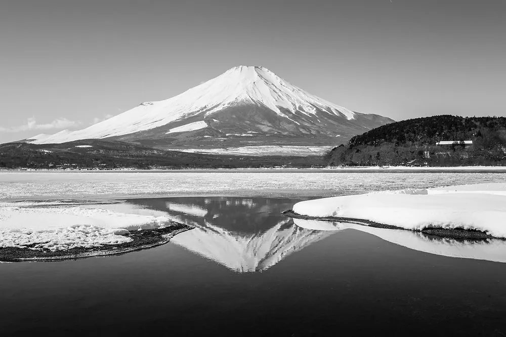 Фототапет – Японска планина Фуджи в черно-бяло