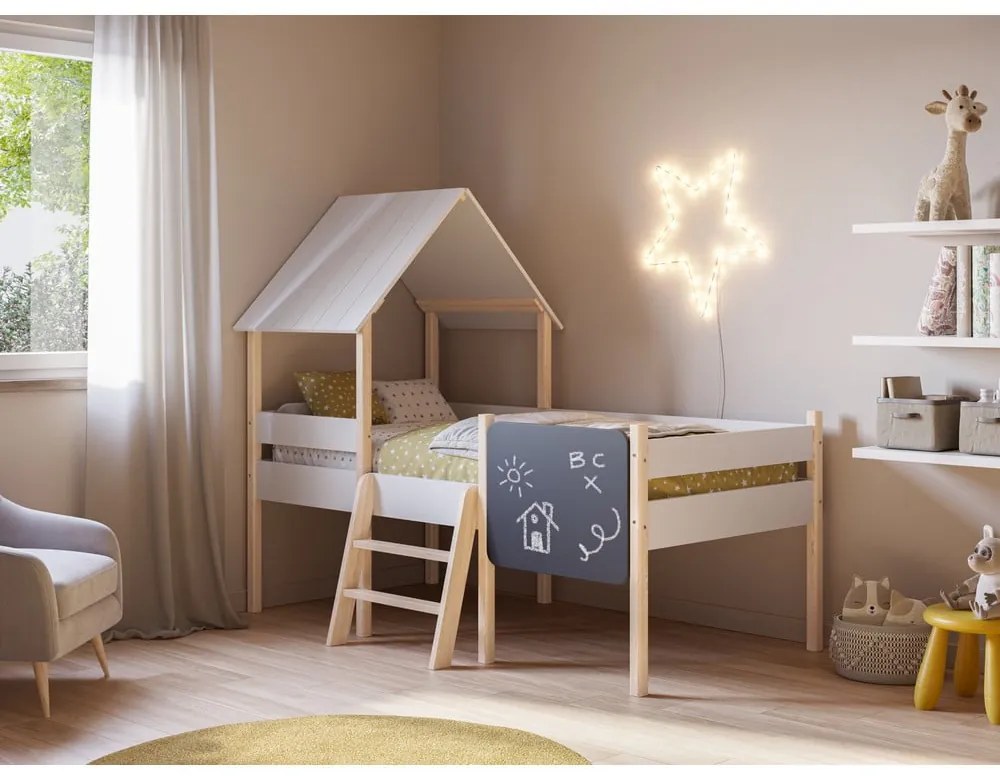 Бяло повдигнато детско легло тип къща от масивен бор 90x190 cm Mint – Marckeric