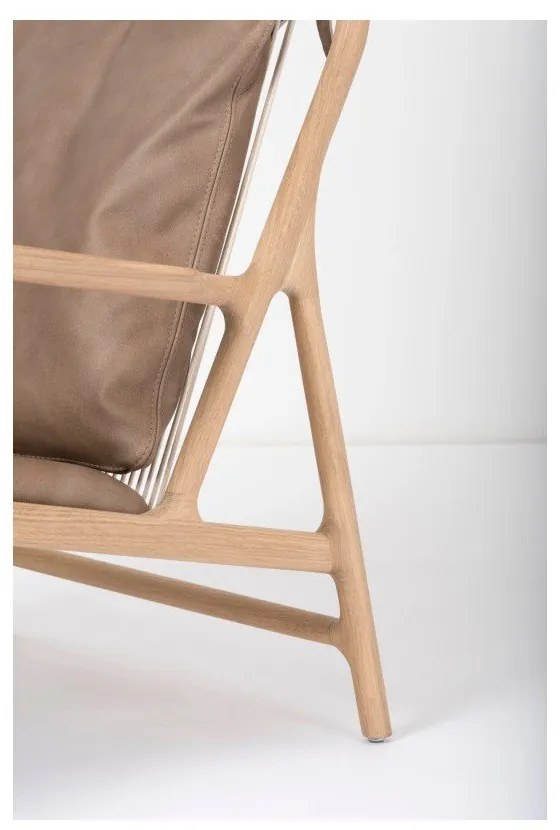 Фотьойл с масивна дъбова конструкция и седалка от кафява биволска кожа Dedo - Gazzda