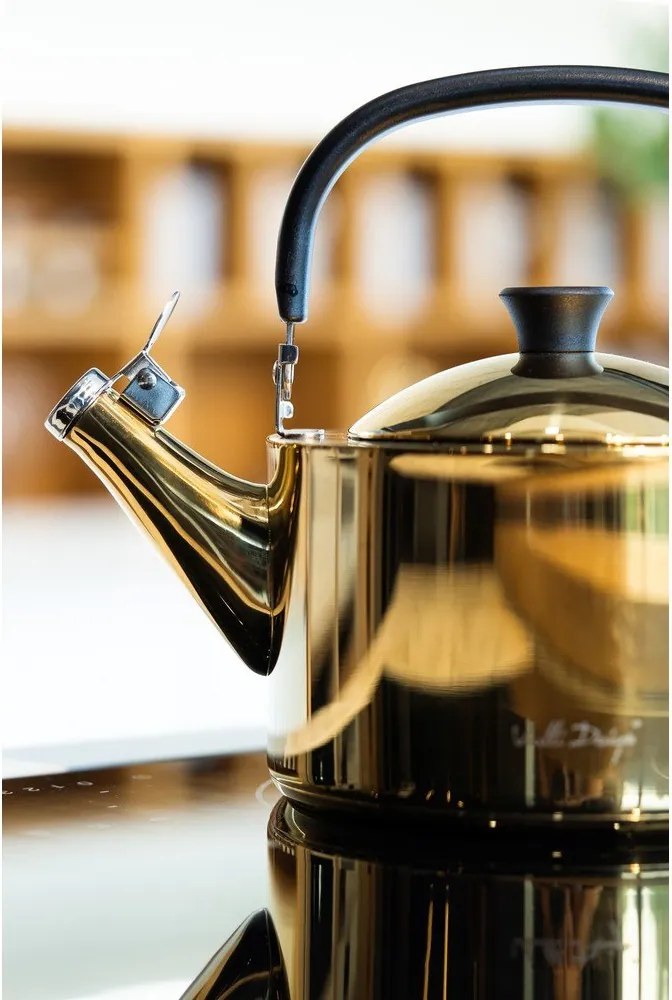 Лъскаво златист чайник от неръждаема стомана 1,5 l Diamante – Vialli Design