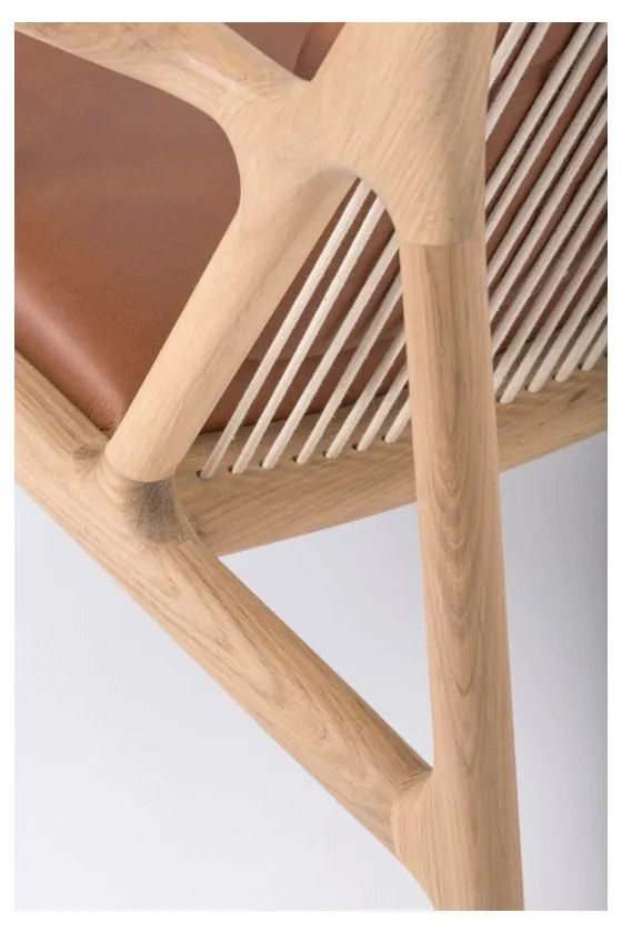 Фотьойл с масивна дъбова конструкция и седалка от коняковокафява биволска кожа Dedo - Gazzda