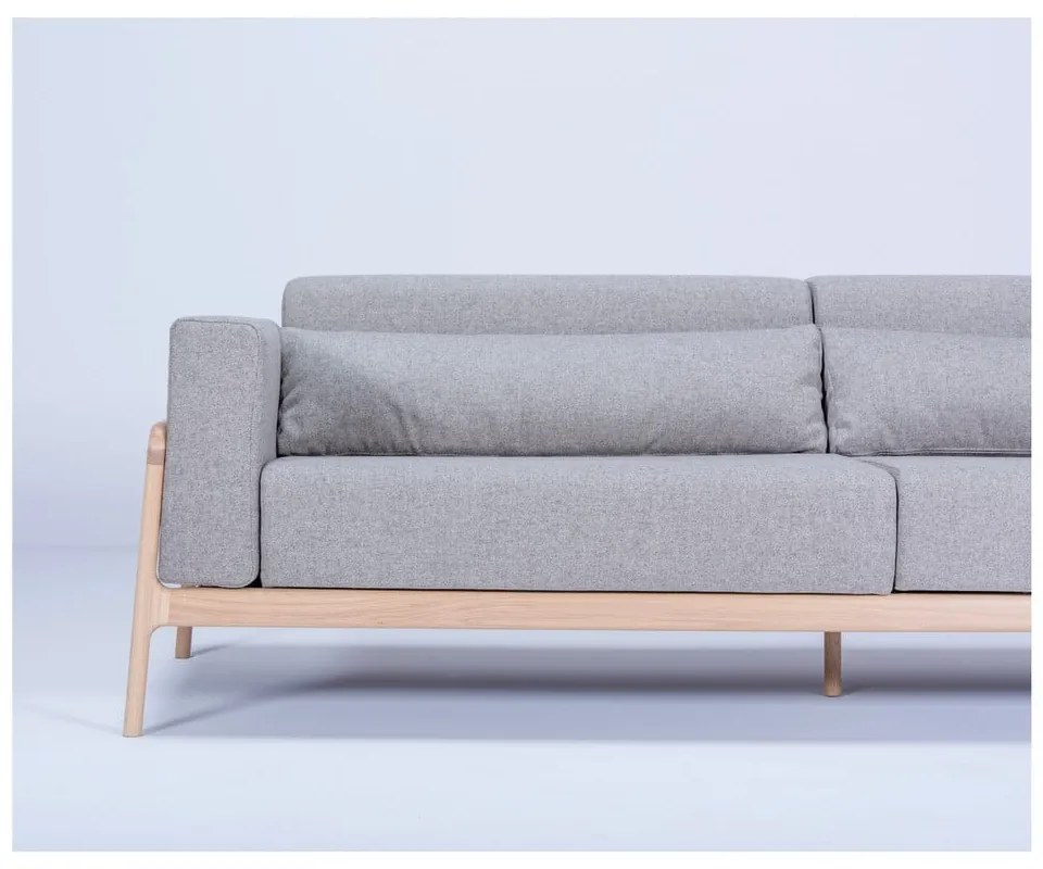 Сив диван с масивна дъбова конструкция , 240 см Fawn - Gazzda