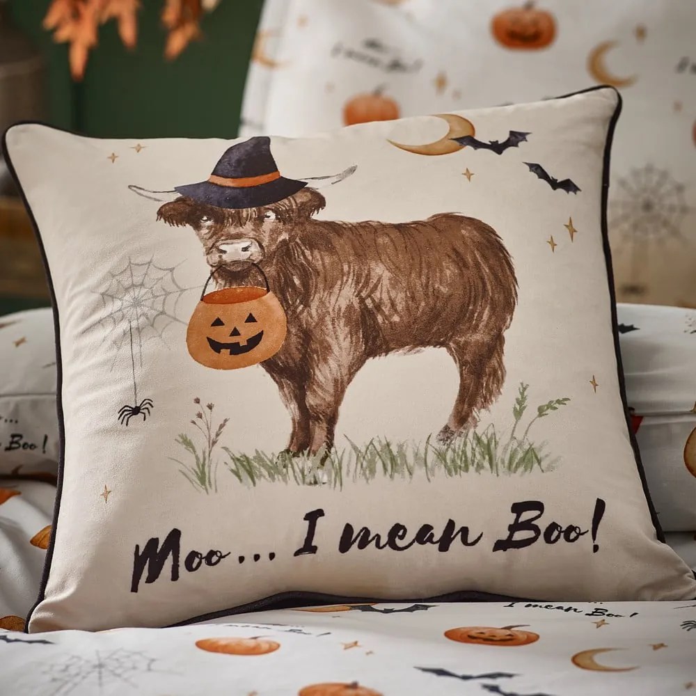 Декоративна възглавница с хелоуински мотив 45x45 cm Halloween Highland Cow – Catherine Lansfield