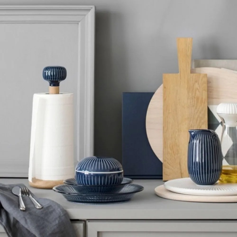 Стойка за хартиени кърпи от дъбово дърво с тъмносин порцеланов детайл Hammershoi Hammershøi - Kähler Design