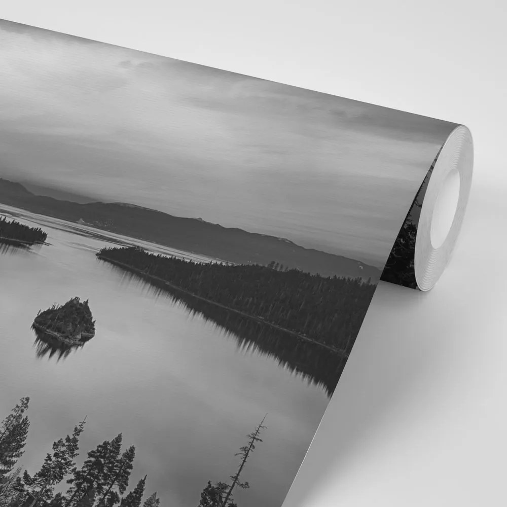 Фототапет – Вечерно езеро в черно-бяло