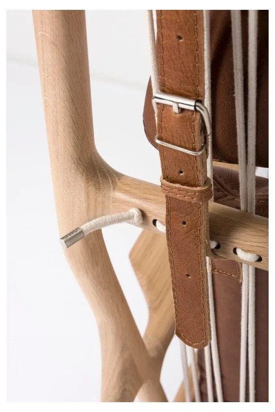 Фотьойл с масивна дъбова конструкция и седалка от коняковокафява биволска кожа Dedo - Gazzda