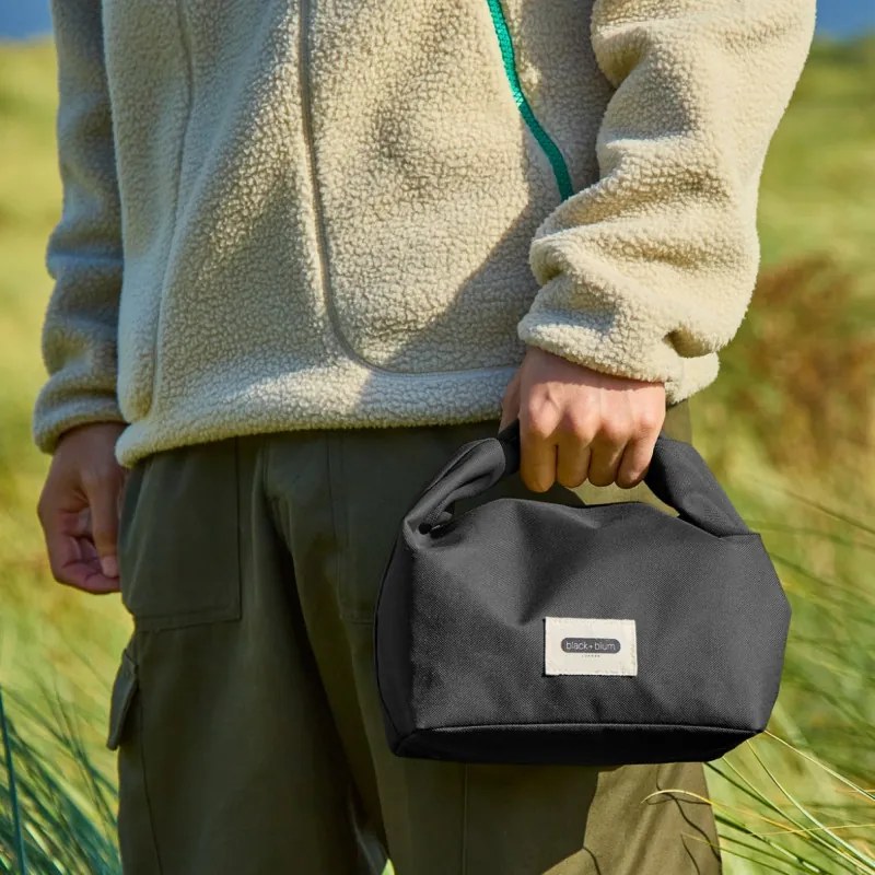 Изолирана чанта за обяд Black+Blum LBB018, 6.7 л, 33.5х15.5х31 см, Водоотблъскваща, Навиваща се, Каишка за носене, Без BPA, Черен