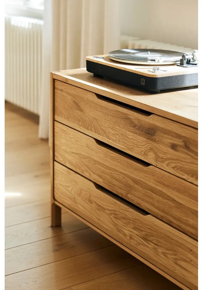 Нисък скрин от масивен дъб в естествен цвят 140x64 cm Twig – The Beds