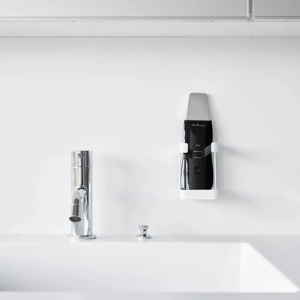 Бял метален държач за устройство за грижа за кожата Film Hook – YAMAZAKI