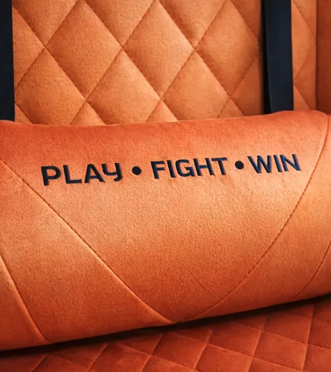 Оранжев геймърски стол с кадифена тапицерия и подвижна поставка за крака