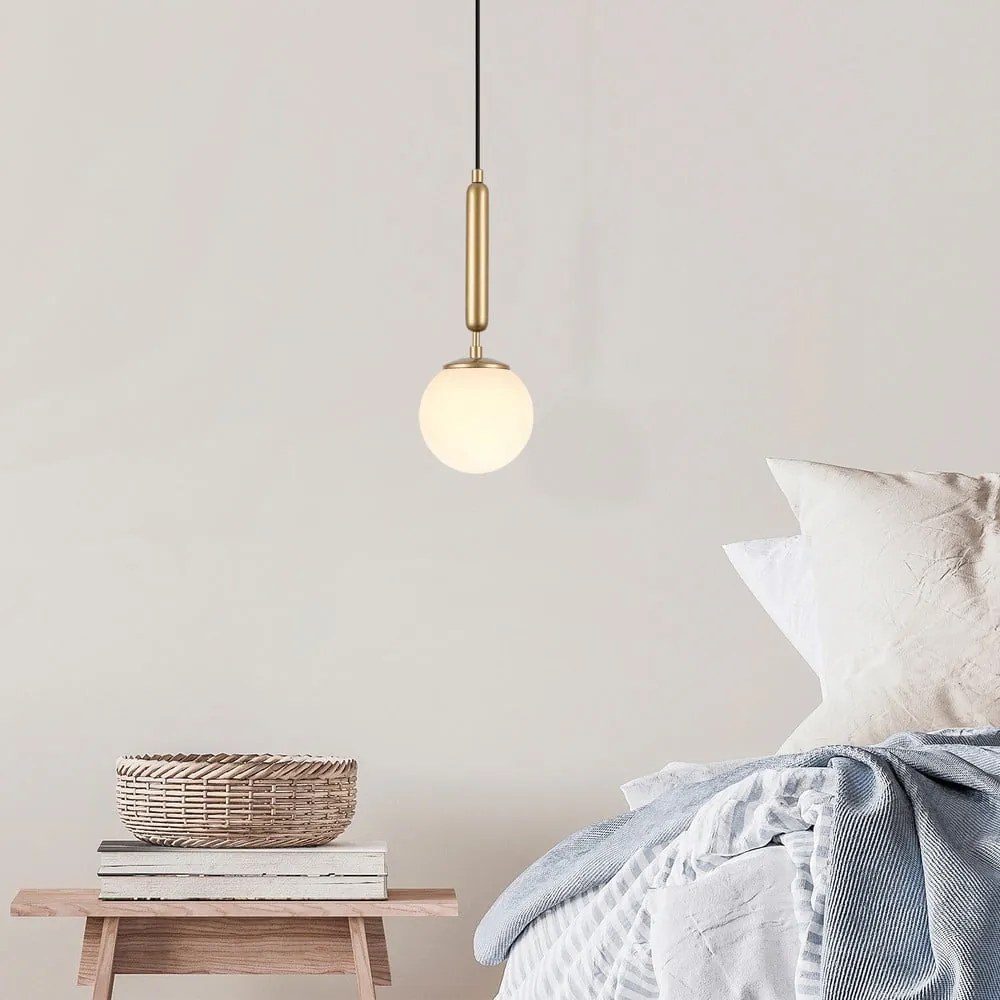 Бяло/в месингов цвят висящо осветително тяло със стъклен абажур ø 15 cm King – Opviq lights