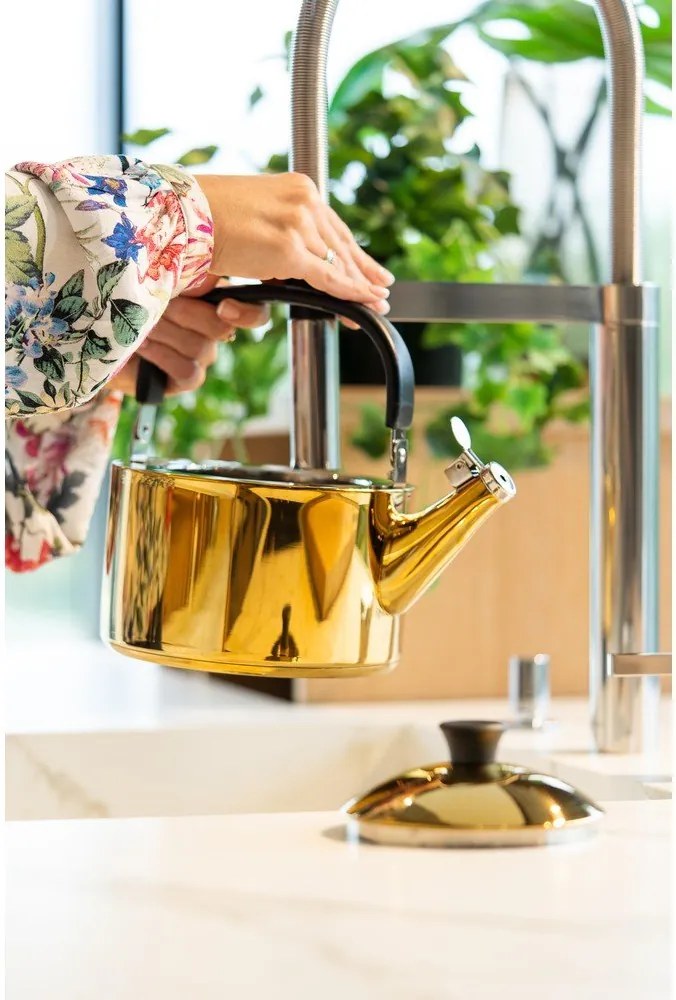 Лъскаво златист чайник от неръждаема стомана 1,5 l Diamante – Vialli Design