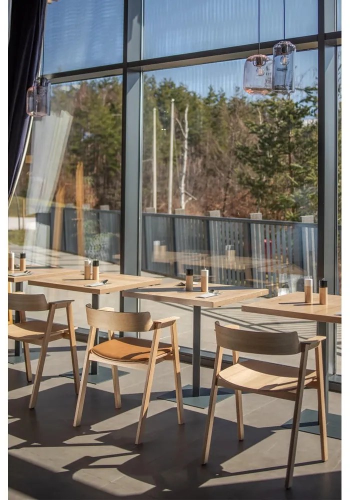 Трапезен стол с подлакътници от масивен дъб в естествен цвят Flip – Gazzda