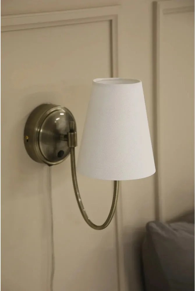 Бяла/в месингов цвят стенна лампа за контакт Amar – Markslöjd