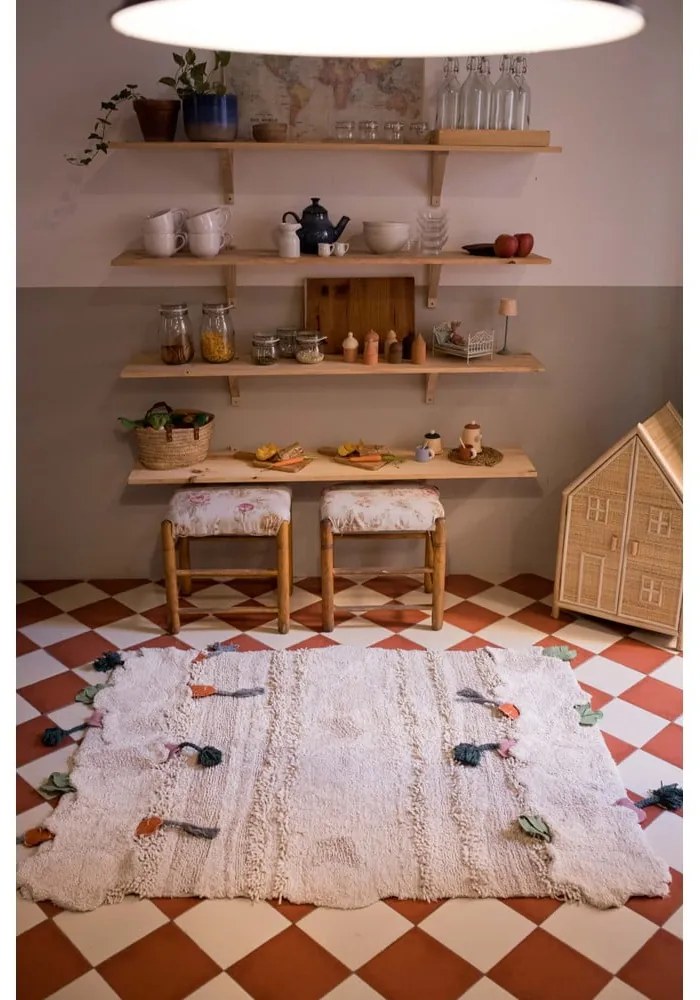 Кремаво памучно детско килимче за игра 120x160 cm Veggie Garden – Lorena Canals