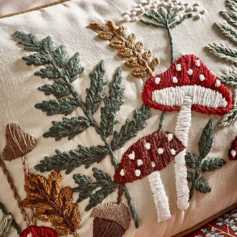 Памучна декоративна възглавница 30x50 cm Embroidery Woodland – Catherine Lansfield