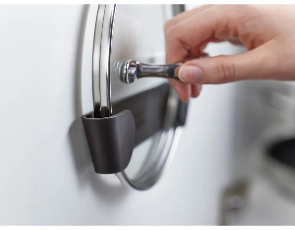 Пластмасови поставка за капаци в комплект 4 бр. без пробиване CupboardStore – Joseph Joseph