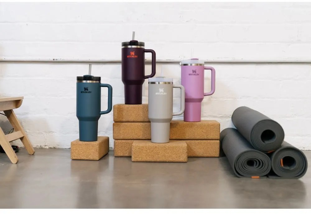 Тъмнолилав термос със сламка от неръждаема стомана 1,18 l Quencher H2.0 FlowState Tumbler Plum – Stanley