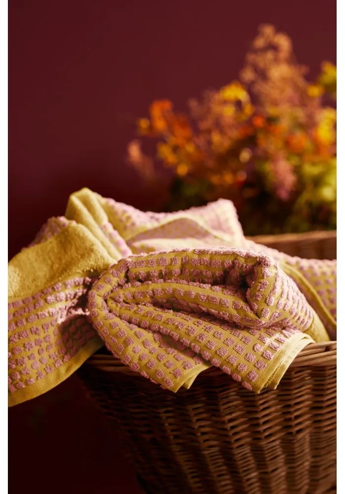 Жълтo-розова хавлиена кърпа от органичен памук от тери 70x140 cm Check – JUNA