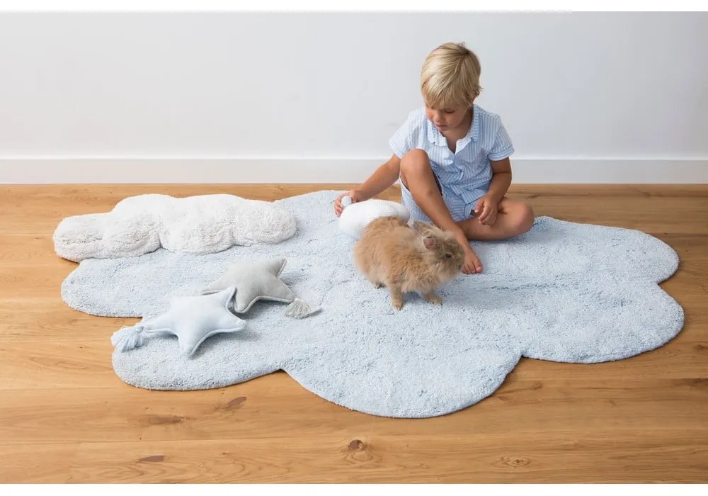 Светлосин ръчно изработен памучен детски килим подходящ за пране 110x170 cm Puffy Dream – Lorena Canals