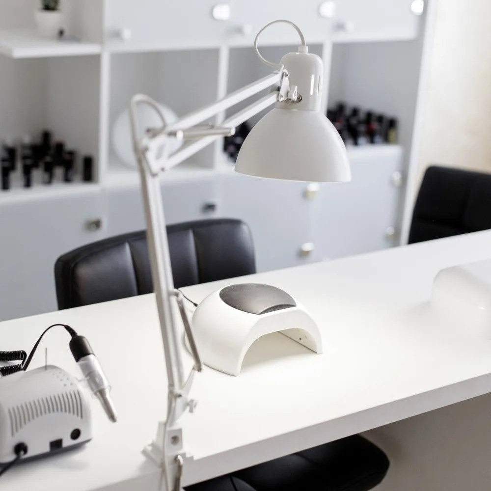 Бяла настолна лампа с огъваща се структура/с клипс (височина 73,5 cm) Tajo – Trio