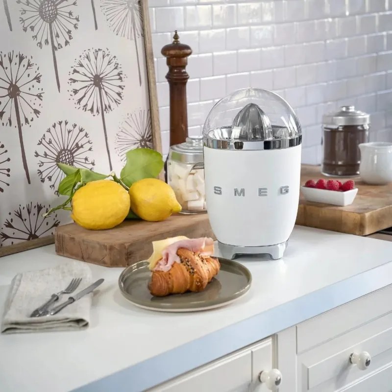 Електрическа цитрус преса Smeg CJF11WHMEU, 70 W, Антикапкова система, Противоплъзгаща се основа, Бял мат