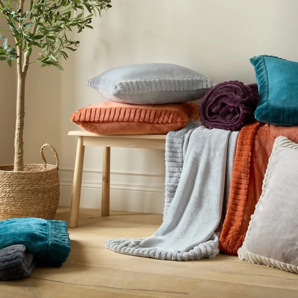 Декоративна възглавница от микроплюш 55x55 cm Velvet and Faux Fur – Catherine Lansfield