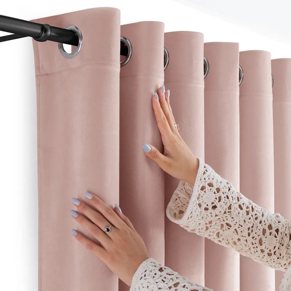 Светлорозова затъмняваща завеса 400x270 cm Velto – Filumi