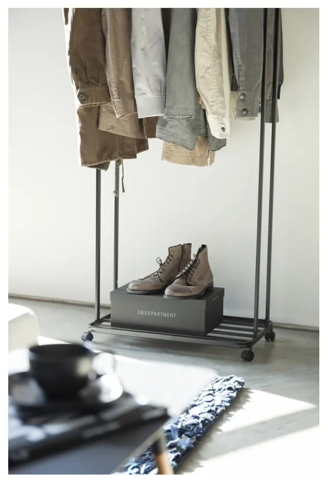 Черна метална стойка за дрехи на колелца Tower – YAMAZAKI