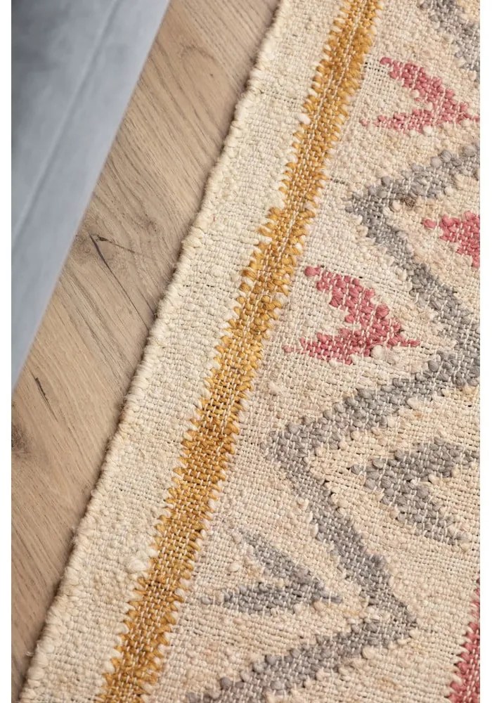 Кремав ръчно изработен ютен килим 120x170 cm Roya Imani – Elle Decoration