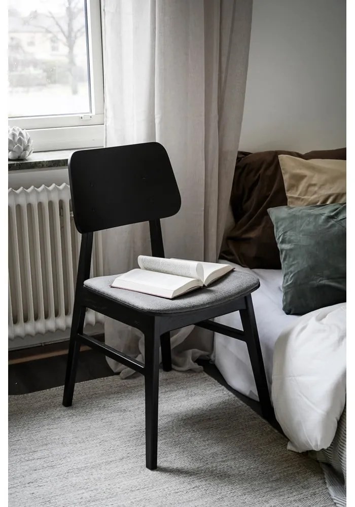 Черен трапезен стол с тъмносива възглавница на седалката Nagano - Rowico