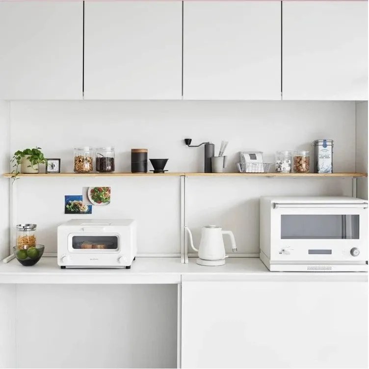 Бял/в естествен цвят дървен допълнителен рафт 90x18 cm Tower – YAMAZAKI