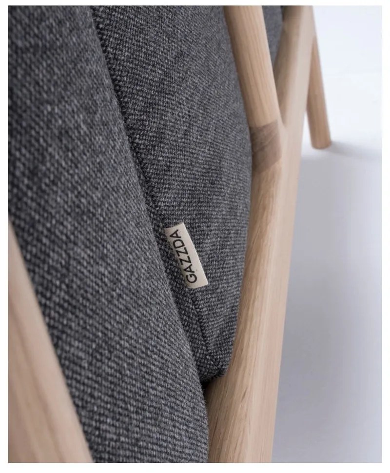 Фотьойл от дъбово дърво с тъмносива текстилна седалка Fawn - Gazzda