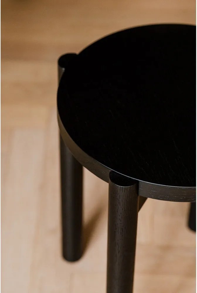 Черен стол от масивен бук Hopp – noo.ma