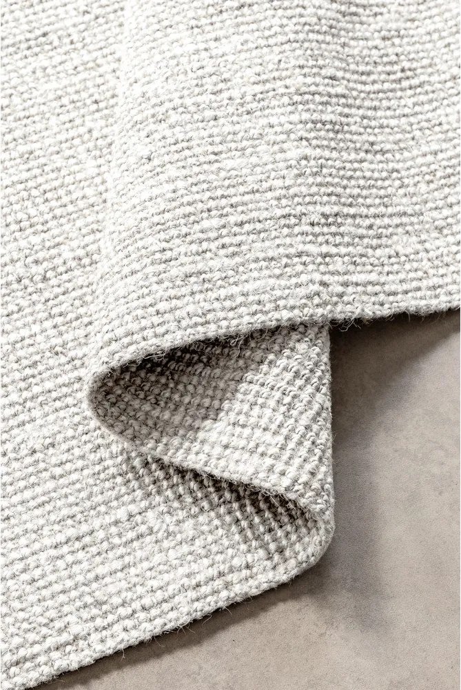 Светлосив двустранен ръчно изработен ютен килим 120x170 cm Bouclé Jaipur – Hanse Home