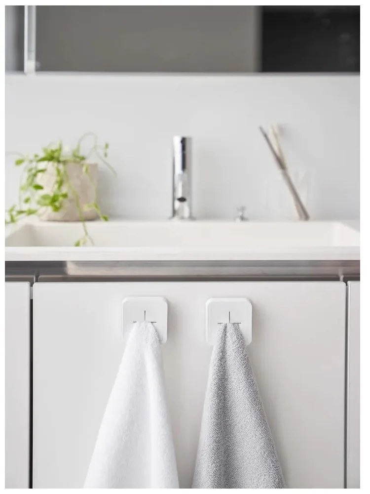 Бял самозалепващ пластмасов държач за кухненска кърпа Film Hook – YAMAZAKI