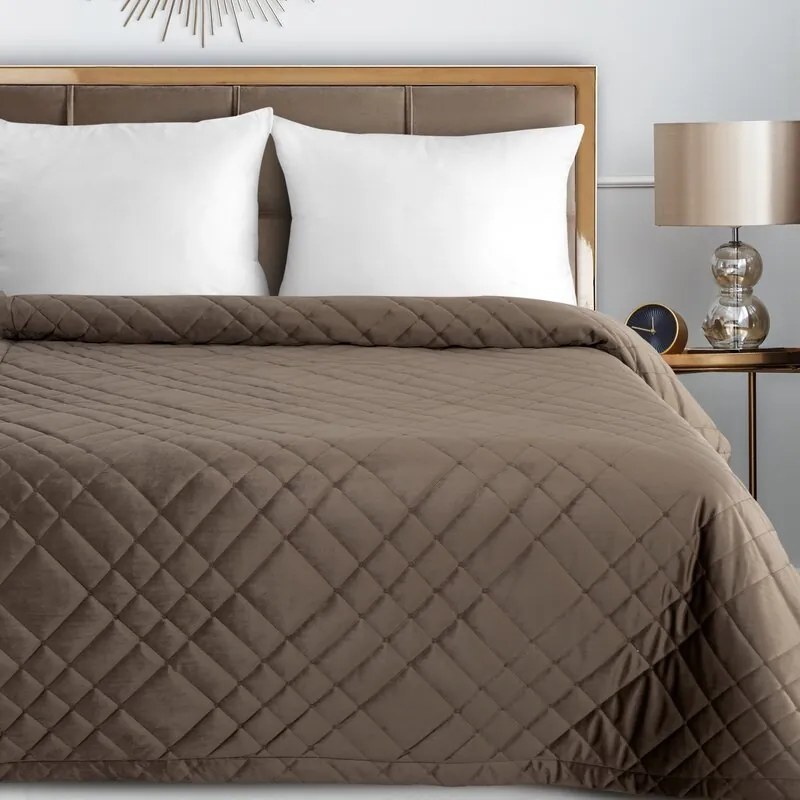 Елегантна кадифена покривка за легло с геометрични шевове - кафява Ширина: 200 см | Дължина: 220 см