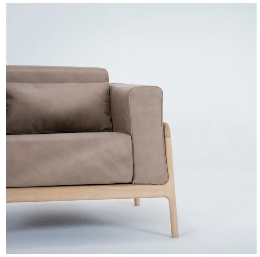 Светлокафяв фотьойл от биволска кожа с масивна дъбова конструкция Fawn - Gazzda