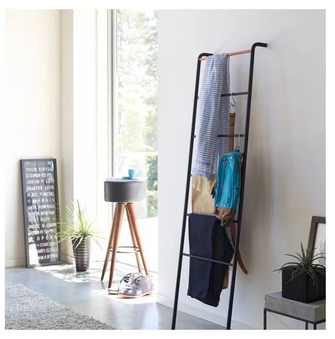 Черна декоративна стълба с детайли от букова дървесина Стълба Tower - YAMAZAKI