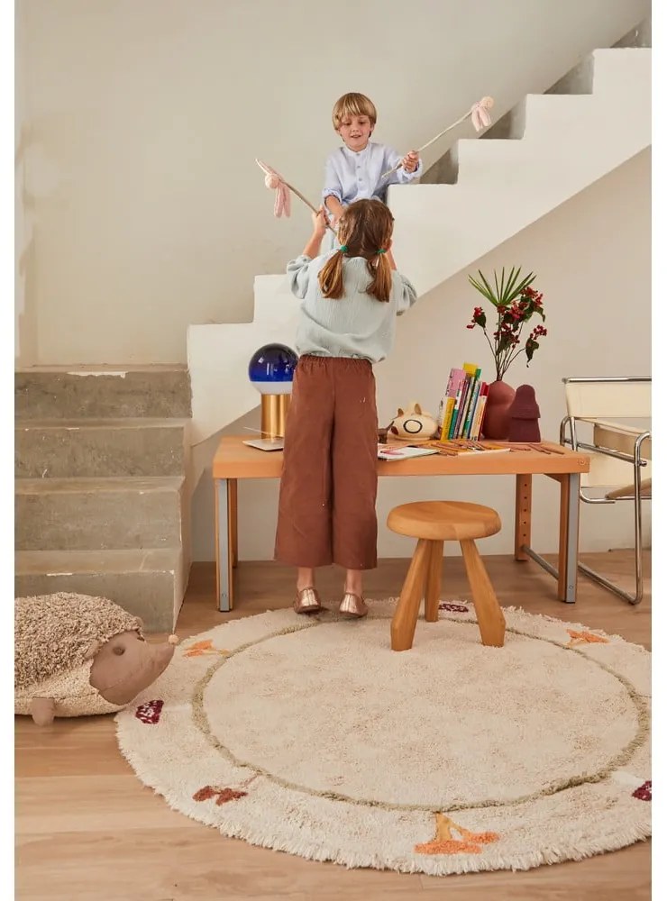 Бежов ръчно изработен памучен детски килим подходящ за пране ø140 cm Chanterelle – Lorena Canals