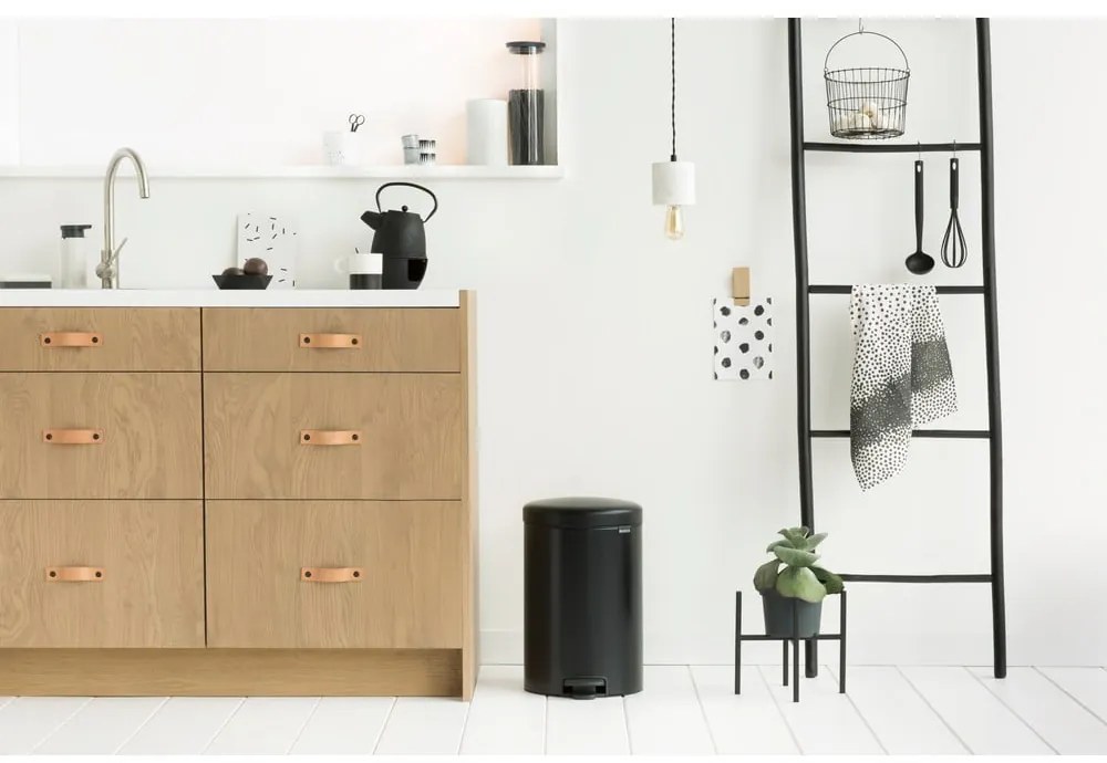Матово черно стоманено кошче за боклук с педал 20 l NewIcon – Brabantia