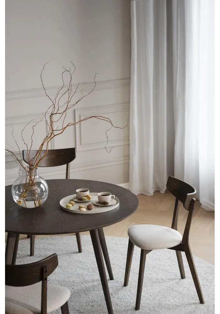 Тъмнокафява кръгла трапезна маса от декор от дъб ø 115 cm Yumi – Rowico