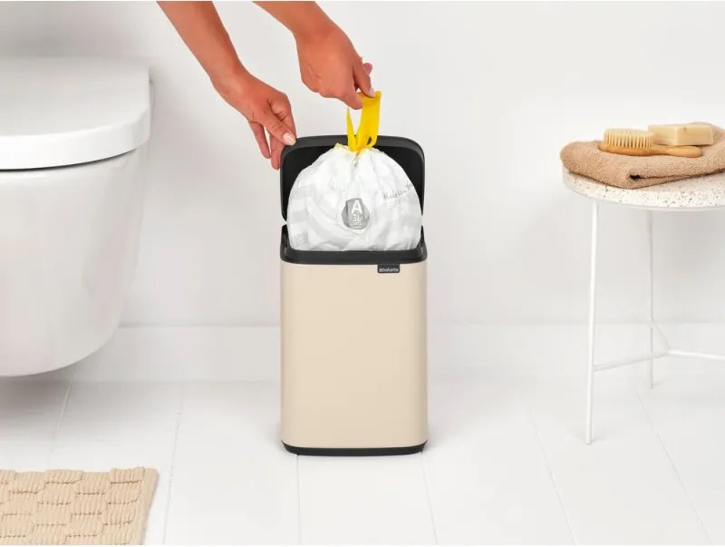 Кош за боклук Brabantia Bo Small 1008865, 4 л, Плавно и безшумно отваряне, Противоплъзгаща основа, Бежов