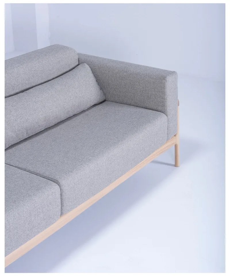 Сив диван с масивна дъбова конструкция , 240 см Fawn - Gazzda